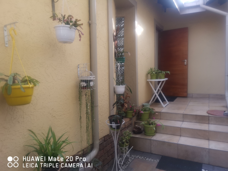 5 Bedroom Property for Sale in Brackenhurst Gauteng