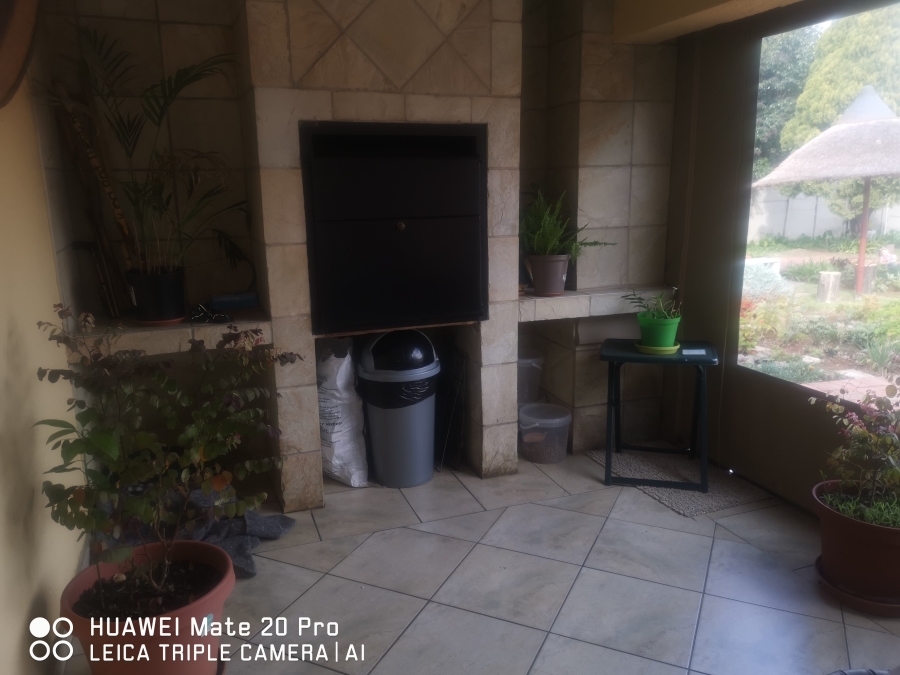 5 Bedroom Property for Sale in Brackenhurst Gauteng