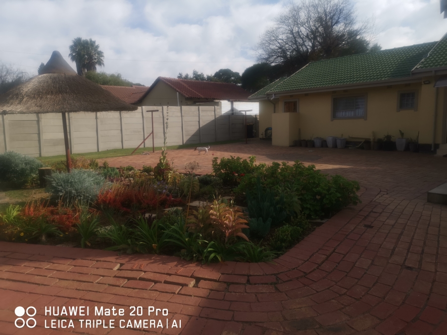 5 Bedroom Property for Sale in Brackenhurst Gauteng