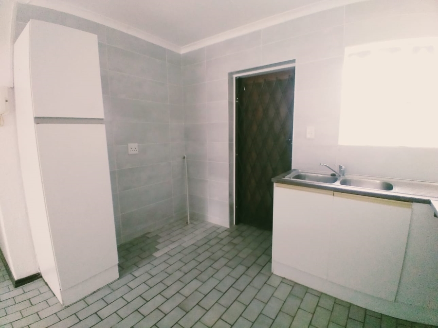 To Let 2 Bedroom Property for Rent in Helderkruin Gauteng