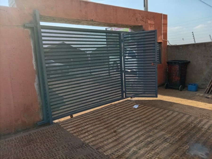 10 Bedroom Property for Sale in Toekomsrus Gauteng