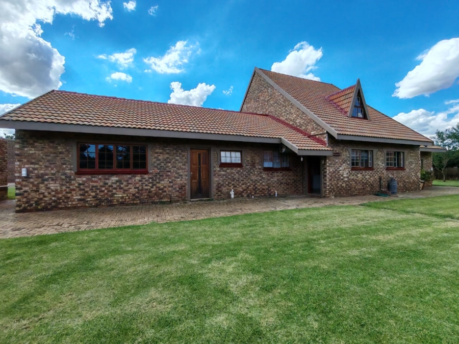 9 Bedroom Property for Sale in Unitas Park Gauteng