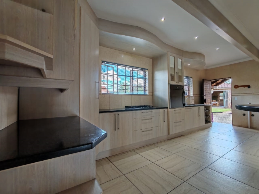 9 Bedroom Property for Sale in Unitas Park Gauteng