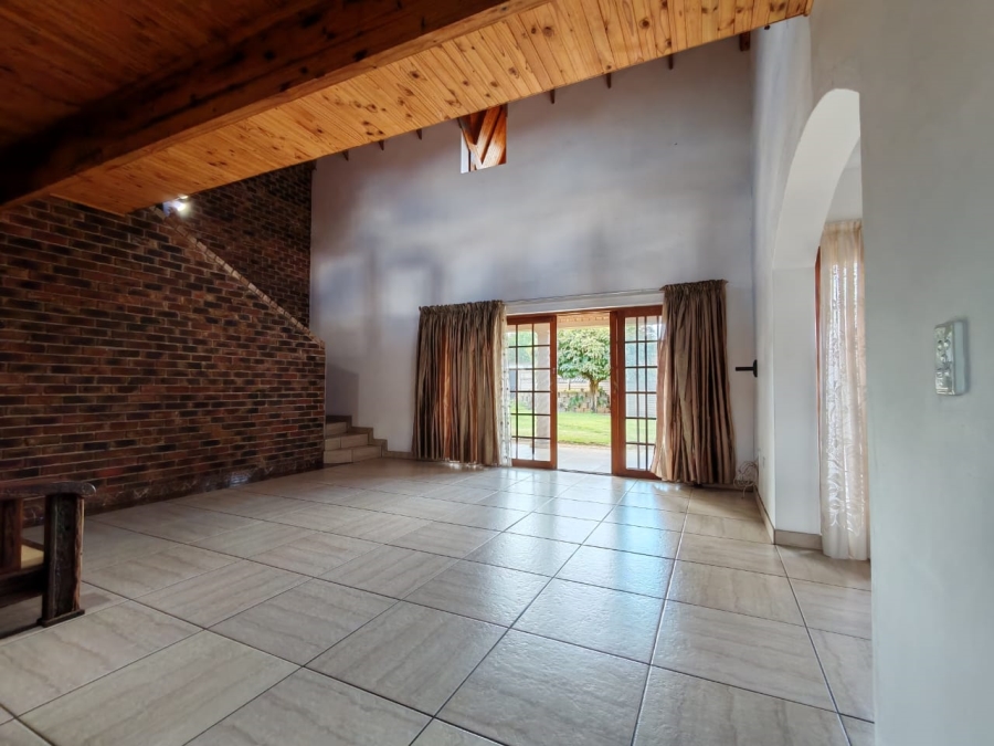 9 Bedroom Property for Sale in Unitas Park Gauteng