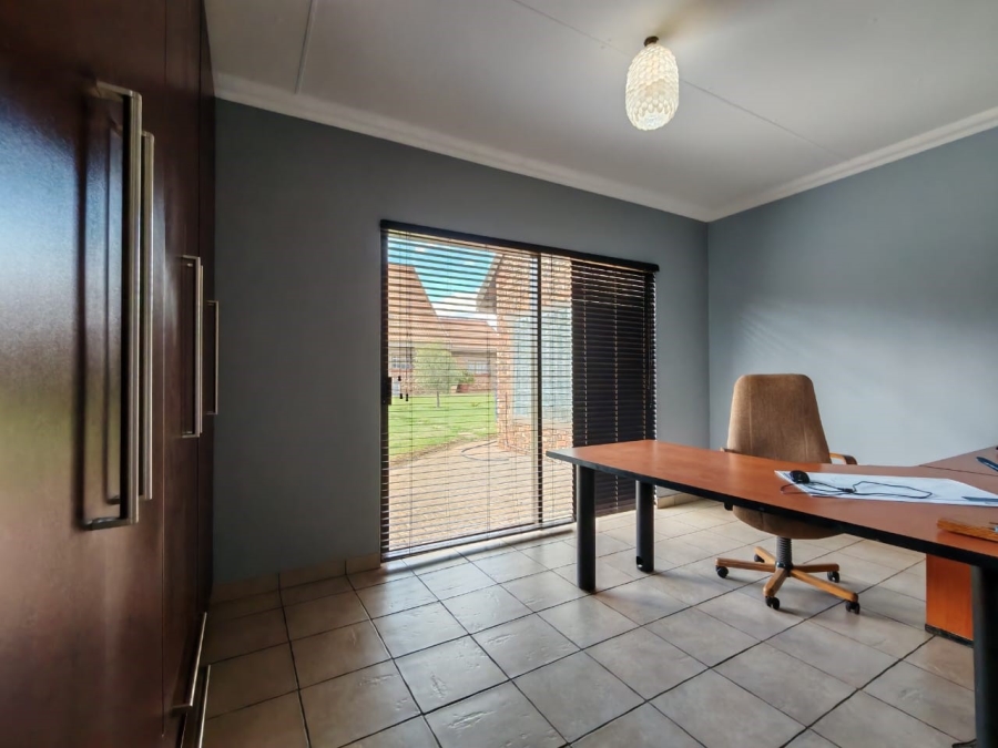 9 Bedroom Property for Sale in Unitas Park Gauteng