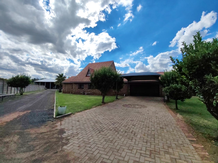 9 Bedroom Property for Sale in Unitas Park Gauteng