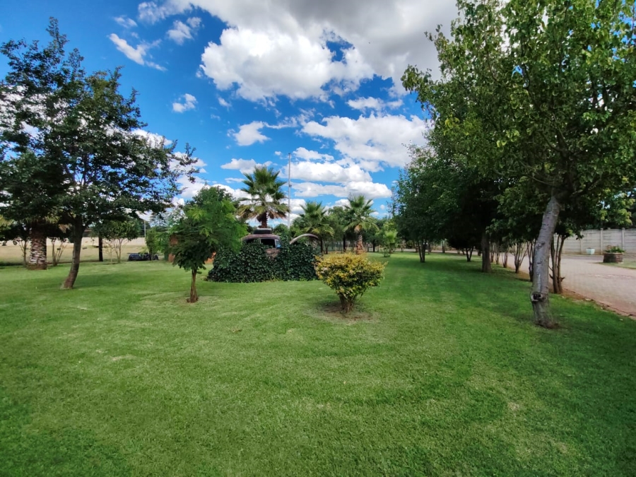 9 Bedroom Property for Sale in Unitas Park Gauteng