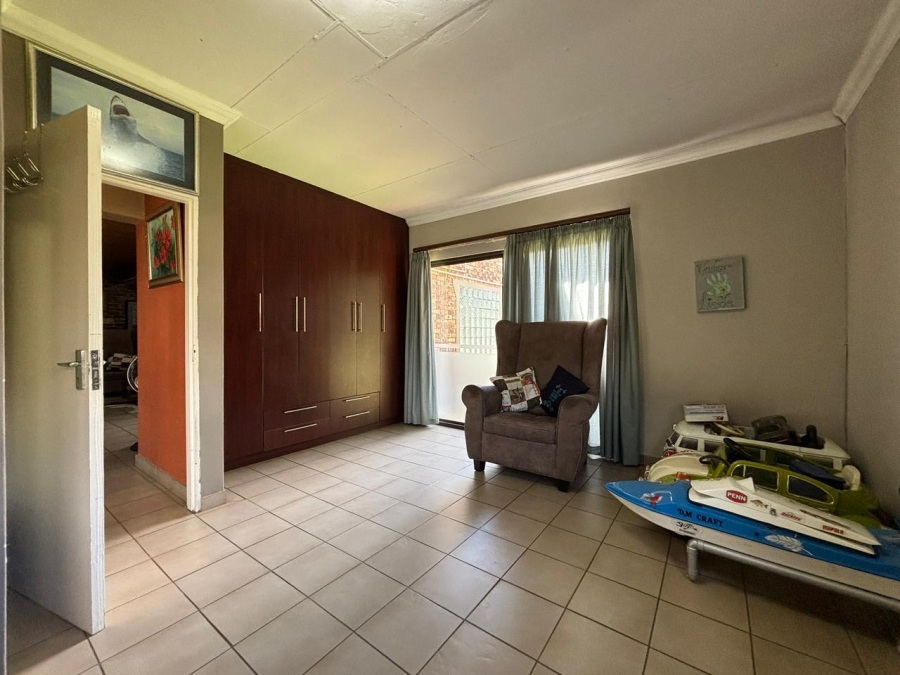 9 Bedroom Property for Sale in Unitas Park Gauteng