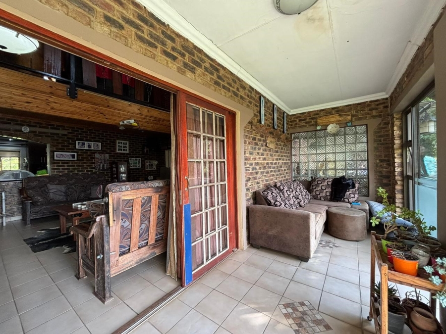 9 Bedroom Property for Sale in Unitas Park Gauteng