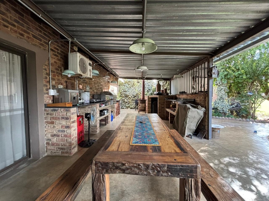9 Bedroom Property for Sale in Unitas Park Gauteng