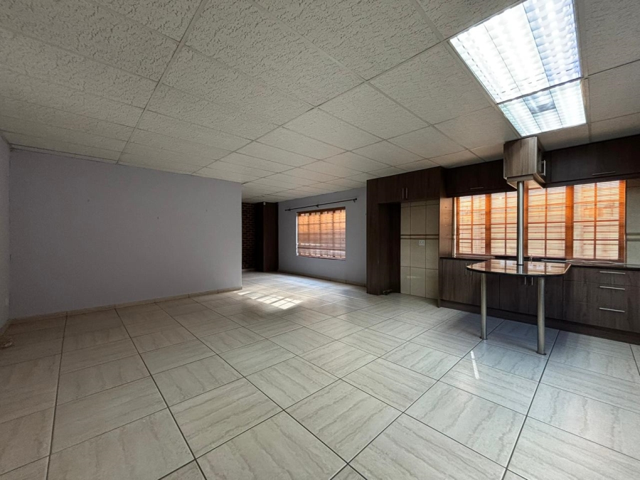 9 Bedroom Property for Sale in Unitas Park Gauteng