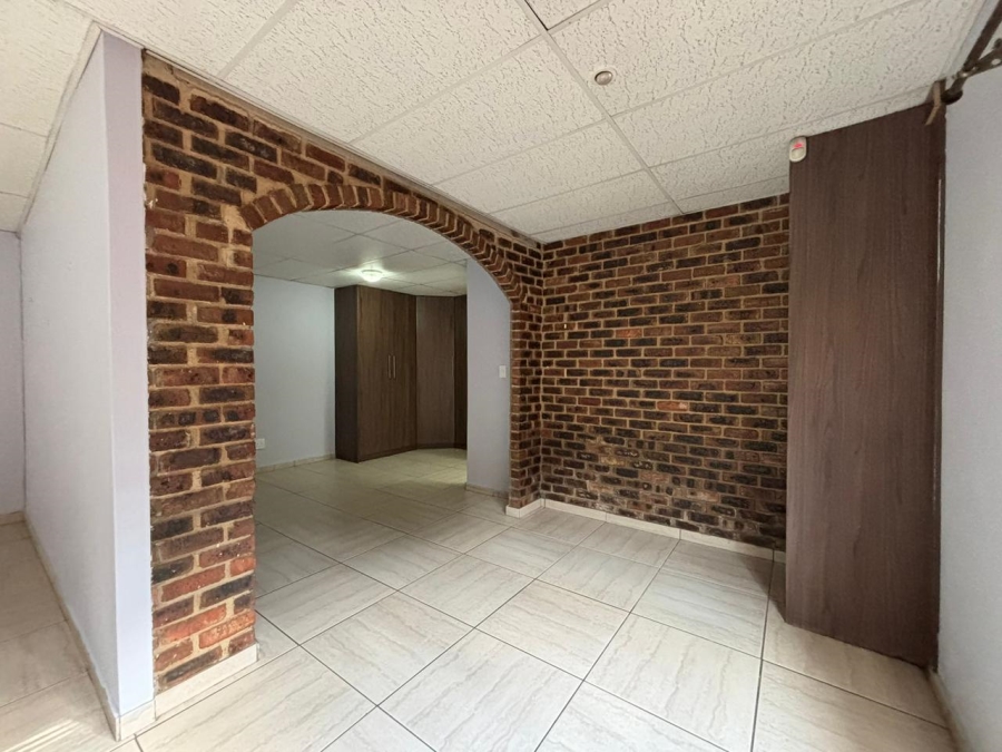 9 Bedroom Property for Sale in Unitas Park Gauteng