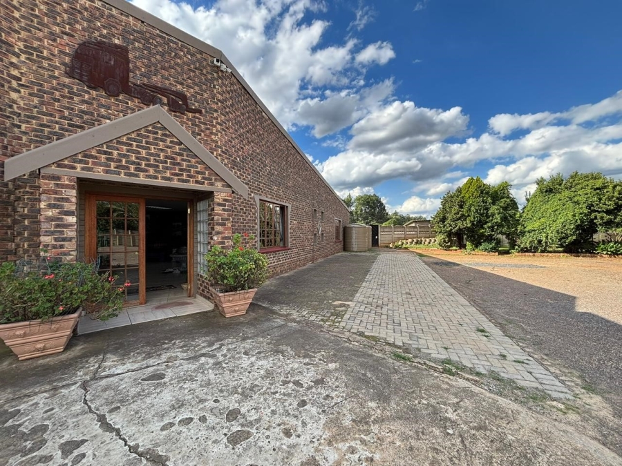 9 Bedroom Property for Sale in Unitas Park Gauteng