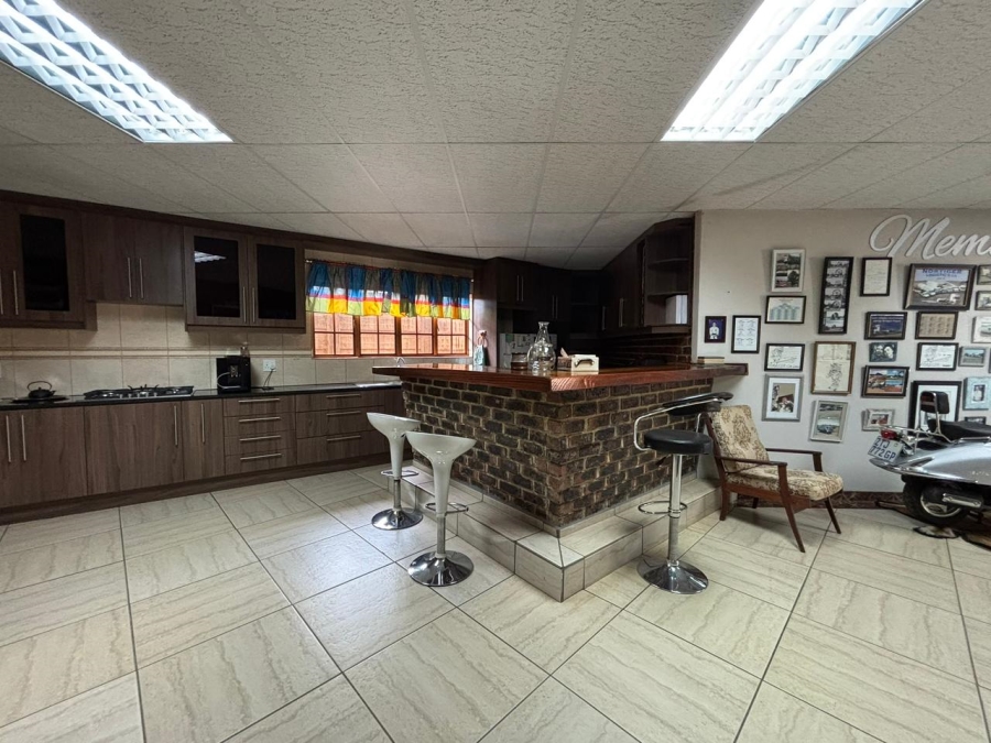 9 Bedroom Property for Sale in Unitas Park Gauteng