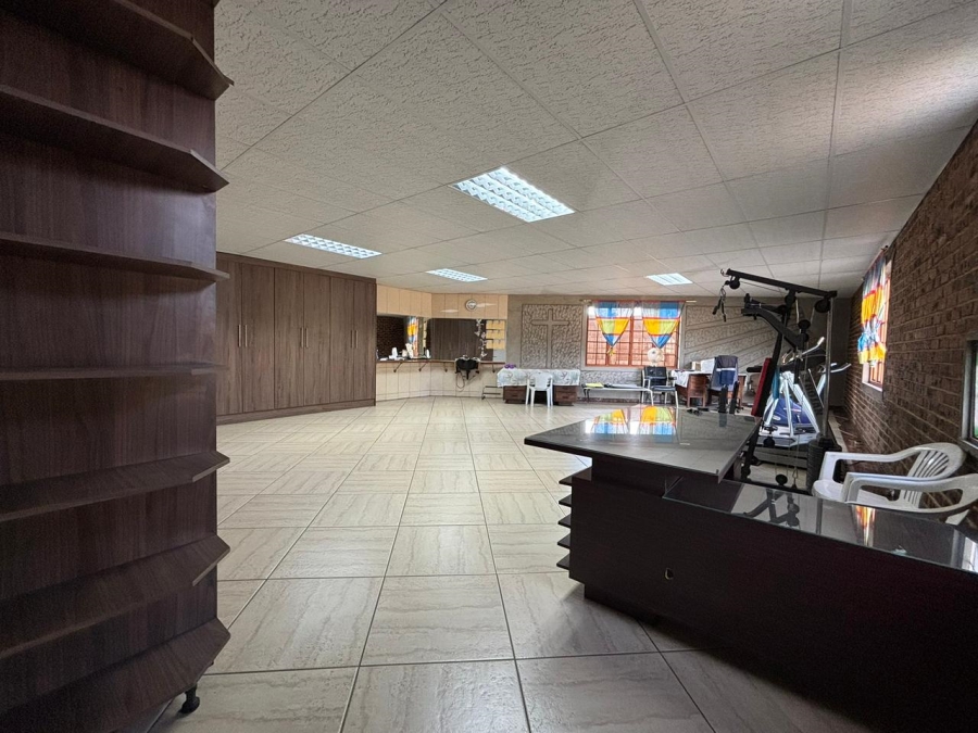 9 Bedroom Property for Sale in Unitas Park Gauteng