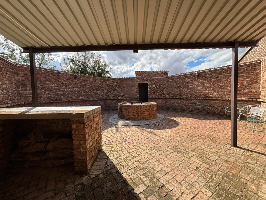 9 Bedroom Property for Sale in Unitas Park Gauteng