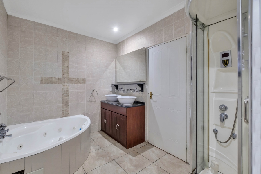 6 Bedroom Property for Sale in Morningside Manor Gauteng