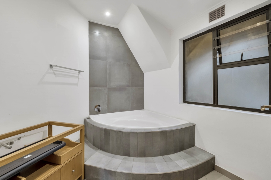 6 Bedroom Property for Sale in Morningside Manor Gauteng