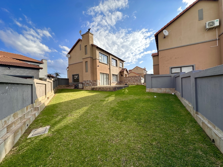 3 Bedroom Property for Sale in Thatchfield Estate Gauteng