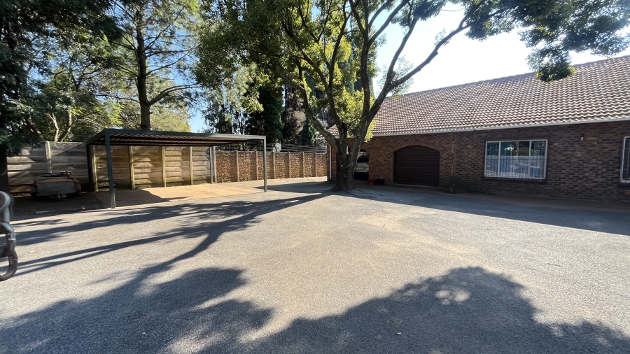 7 Bedroom Property for Sale in Bredell Gauteng