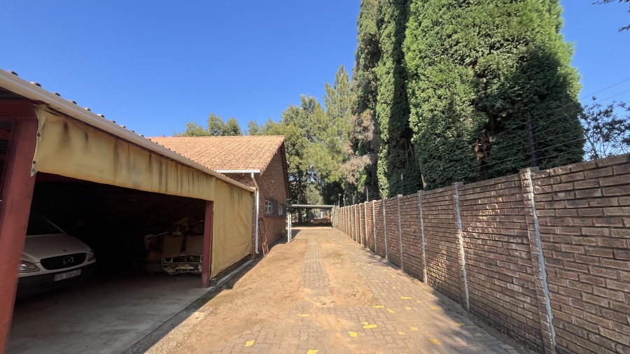 7 Bedroom Property for Sale in Bredell Gauteng