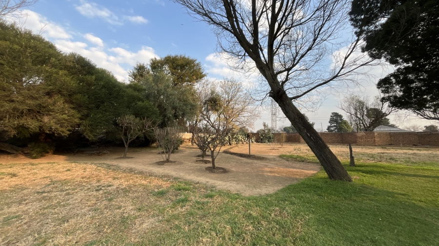 7 Bedroom Property for Sale in Bredell Gauteng