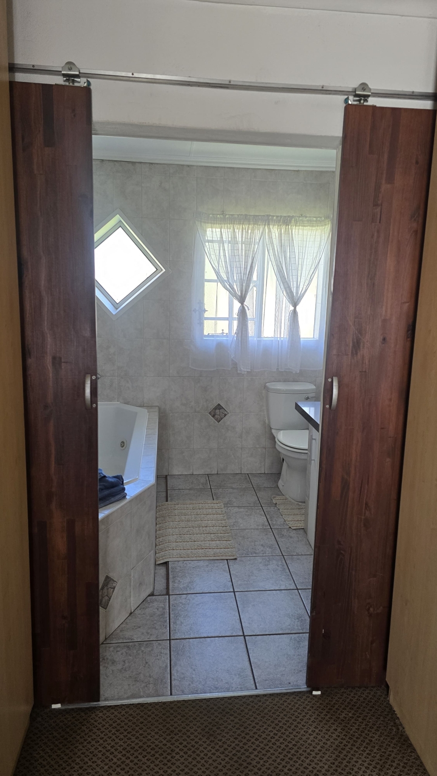 To Let 3 Bedroom Property for Rent in Sonneveld Gauteng
