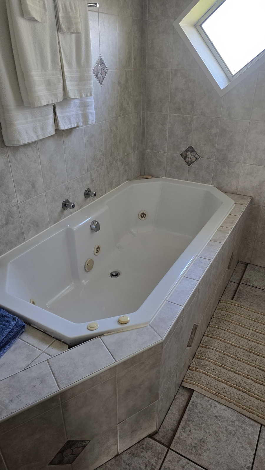 To Let 3 Bedroom Property for Rent in Sonneveld Gauteng