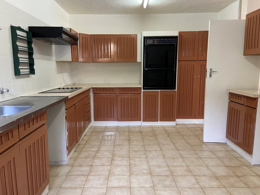 To Let 4 Bedroom Property for Rent in Victory Park Gauteng