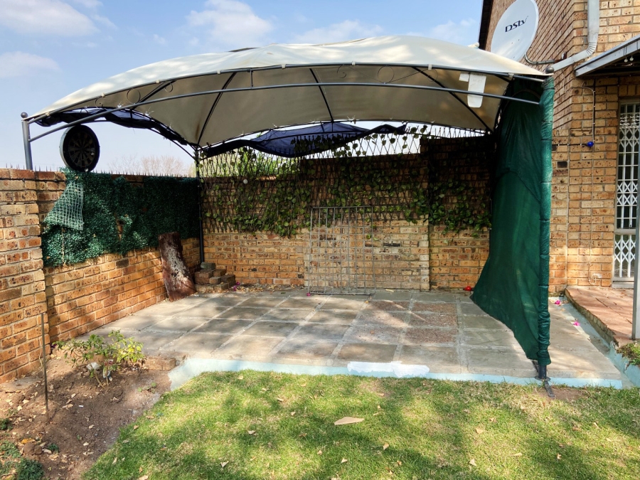 To Let 4 Bedroom Property for Rent in Victory Park Gauteng