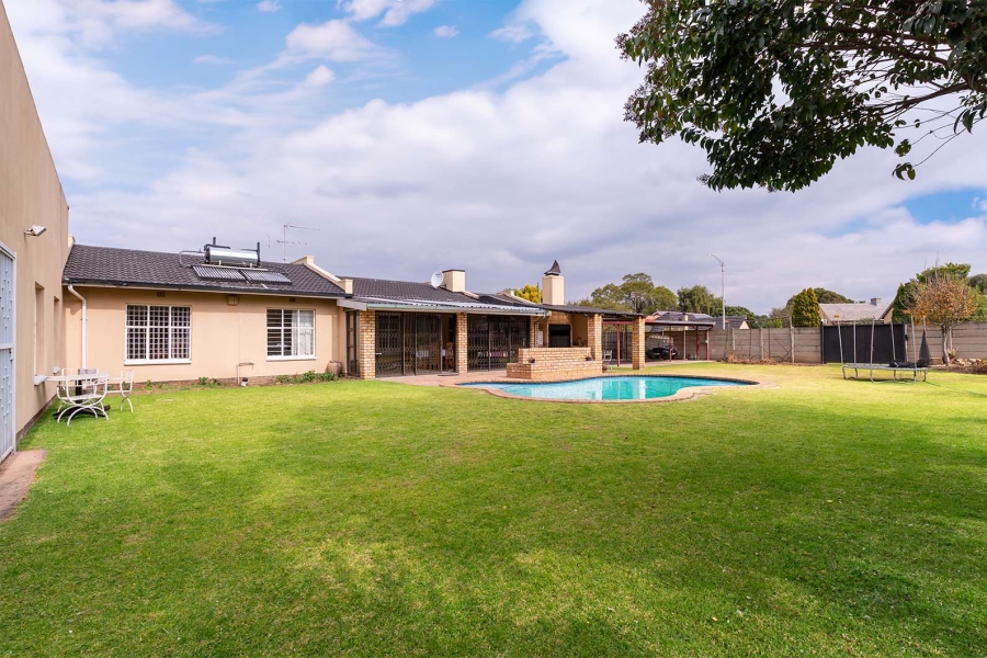 6 Bedroom Property for Sale in Selcourt Gauteng