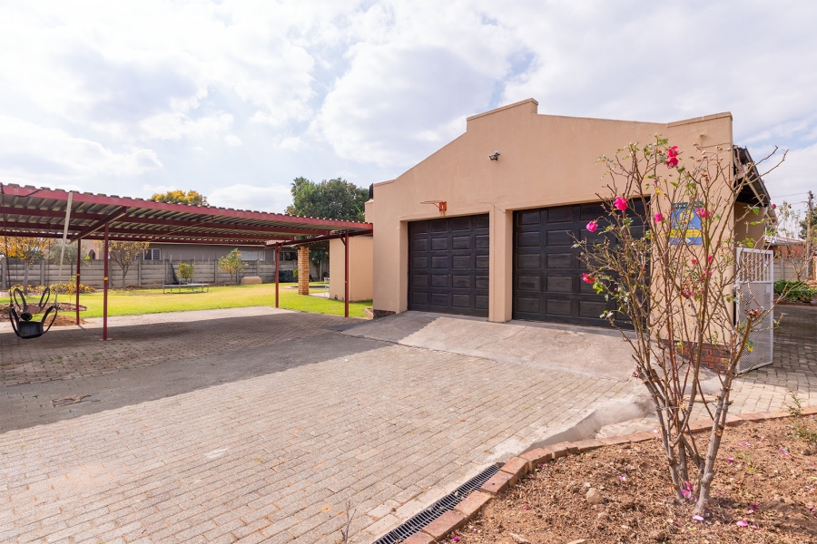 6 Bedroom Property for Sale in Selcourt Gauteng
