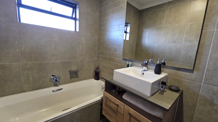 To Let 2 Bedroom Property for Rent in Six Fountains Residential Estate Gauteng