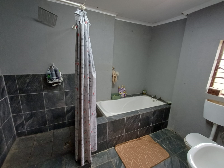 3 Bedroom Property for Sale in Unitas Park Gauteng