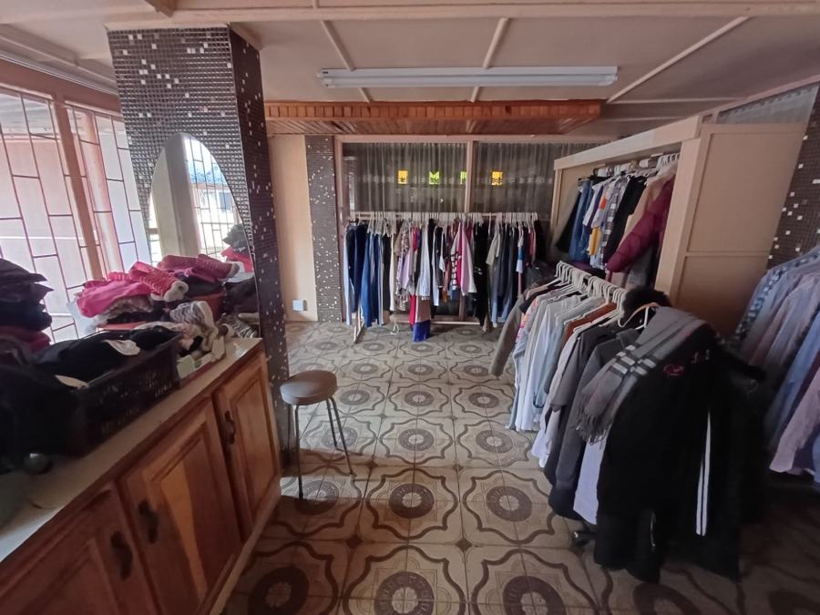 5 Bedroom Property for Sale in Unitas Park Gauteng