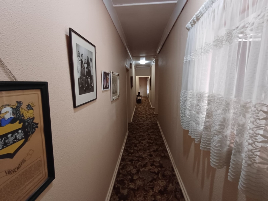 5 Bedroom Property for Sale in Unitas Park Gauteng