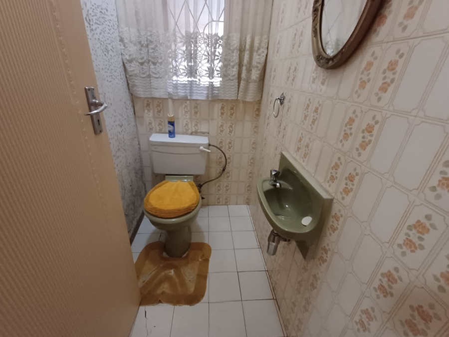 5 Bedroom Property for Sale in Unitas Park Gauteng