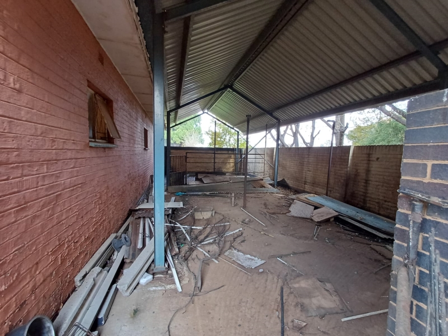 5 Bedroom Property for Sale in Unitas Park Gauteng