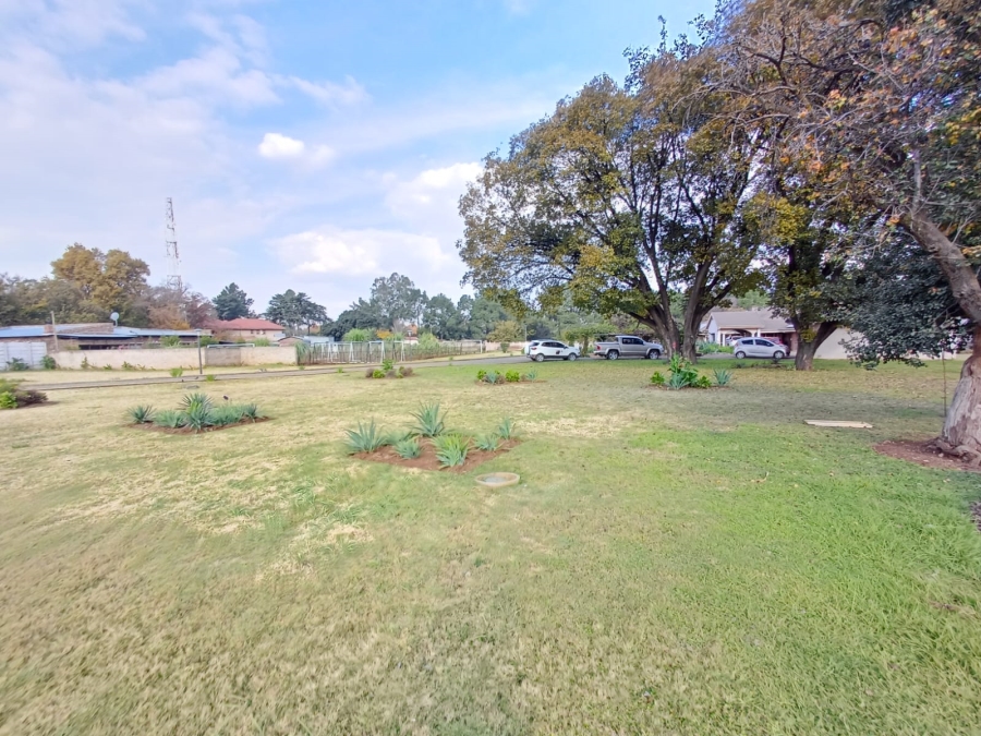 5 Bedroom Property for Sale in Unitas Park Gauteng