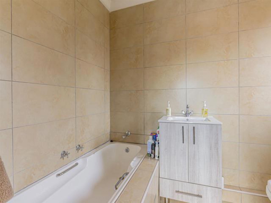 2 Bedroom Property for Sale in Lonehill Gauteng