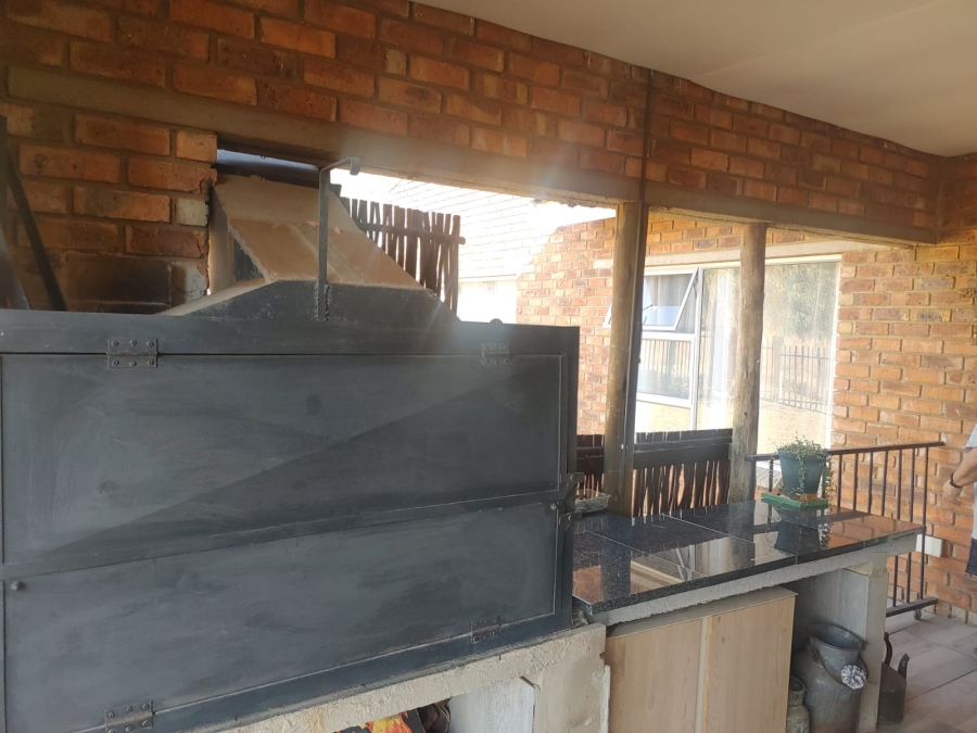 3 Bedroom Property for Sale in Vaaloewer Gauteng