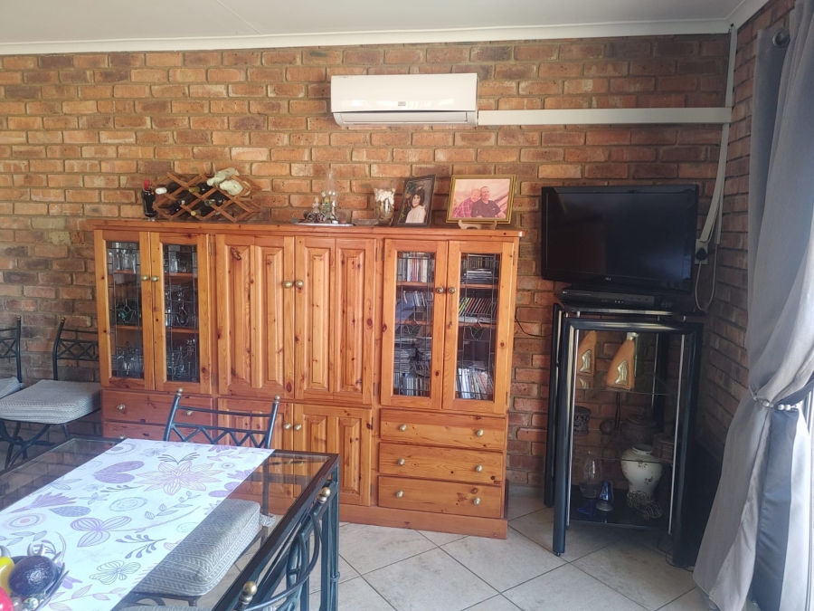 3 Bedroom Property for Sale in Vaaloewer Gauteng