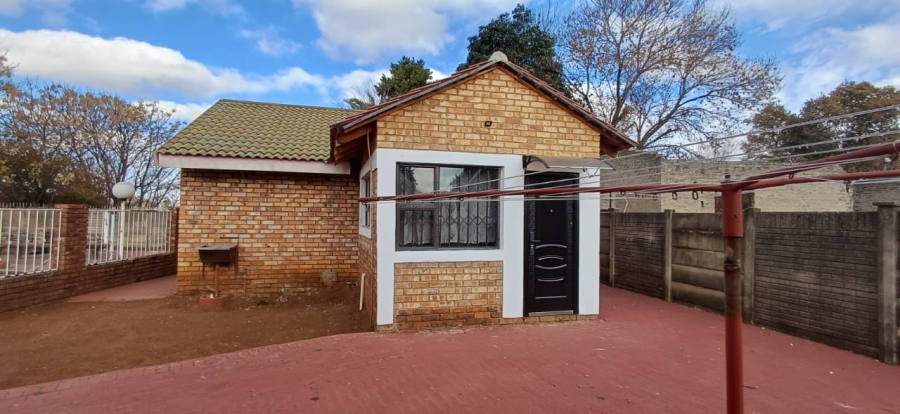 To Let 1 Bedroom Property for Rent in Kookrus Gauteng