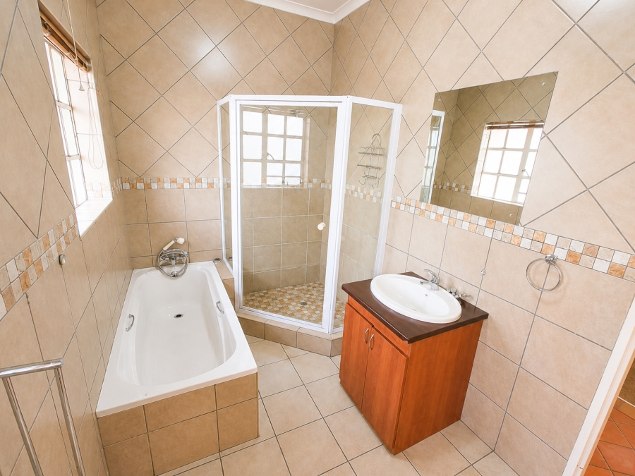 3 Bedroom Property for Sale in Three Rivers Proper Gauteng