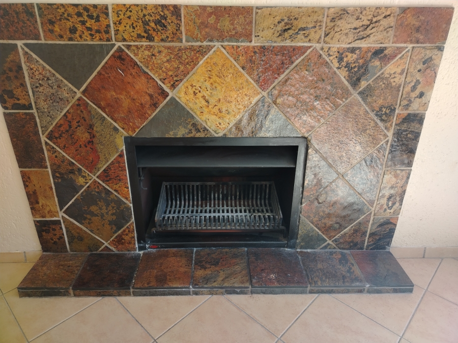5 Bedroom Property for Sale in Sonneveld Gauteng