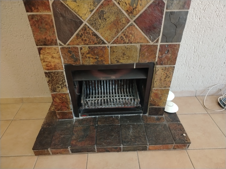 5 Bedroom Property for Sale in Sonneveld Gauteng
