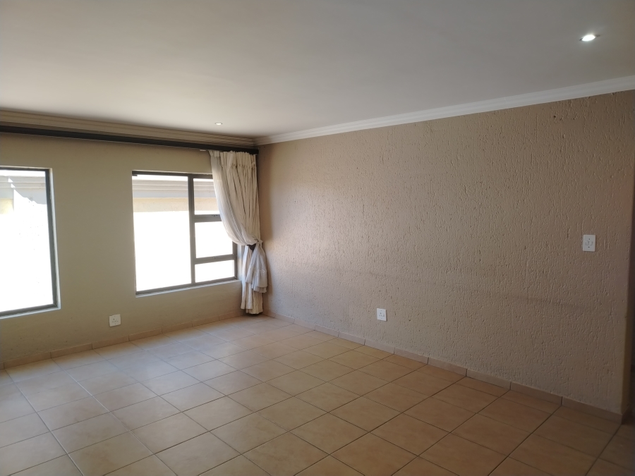 5 Bedroom Property for Sale in Sonneveld Gauteng