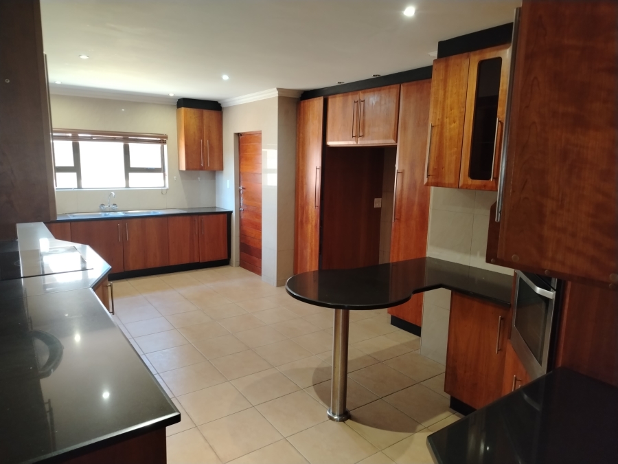 5 Bedroom Property for Sale in Sonneveld Gauteng