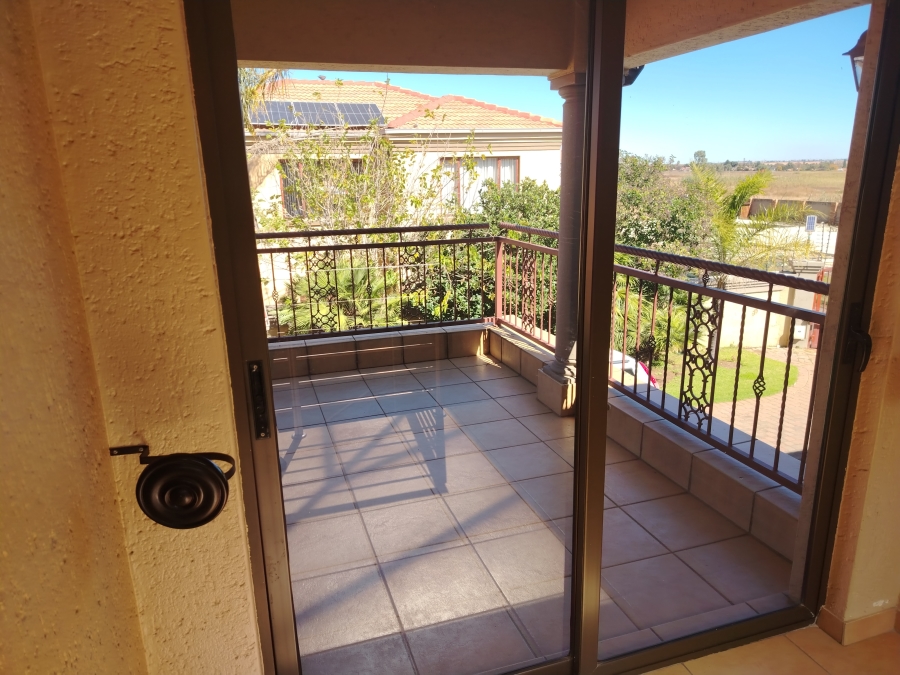 5 Bedroom Property for Sale in Sonneveld Gauteng