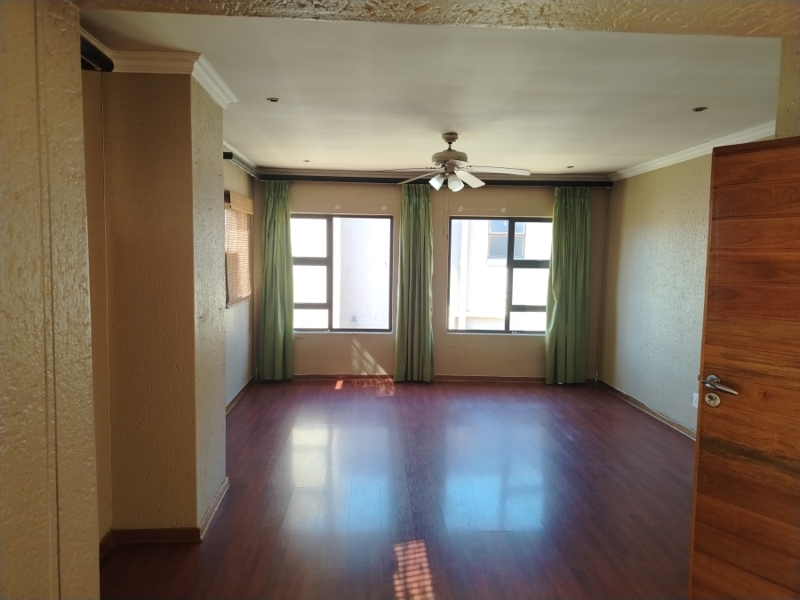 5 Bedroom Property for Sale in Sonneveld Gauteng
